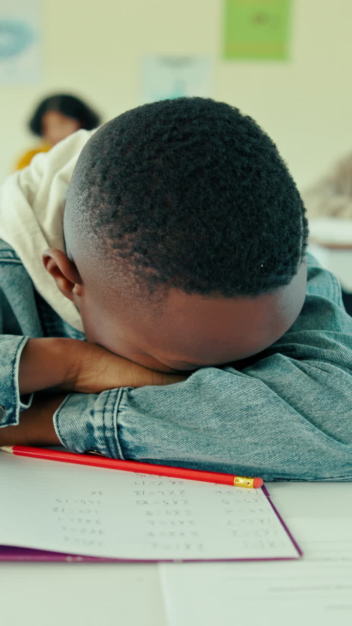 Ragazzo stanco che dorme sul banco in classe