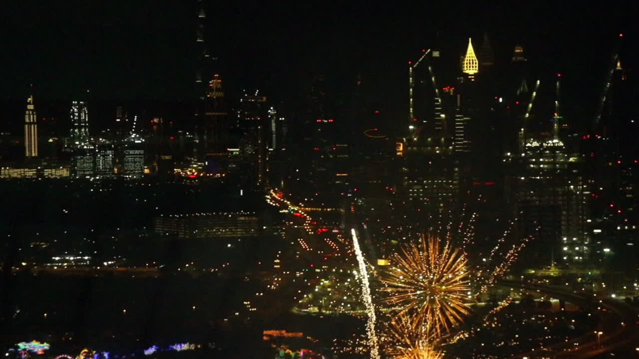 Spettacolari fuochi d'artificio sopra la città di notte