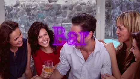 animatie van bar tekst over gelukkige diverse vrienden met drankjes
