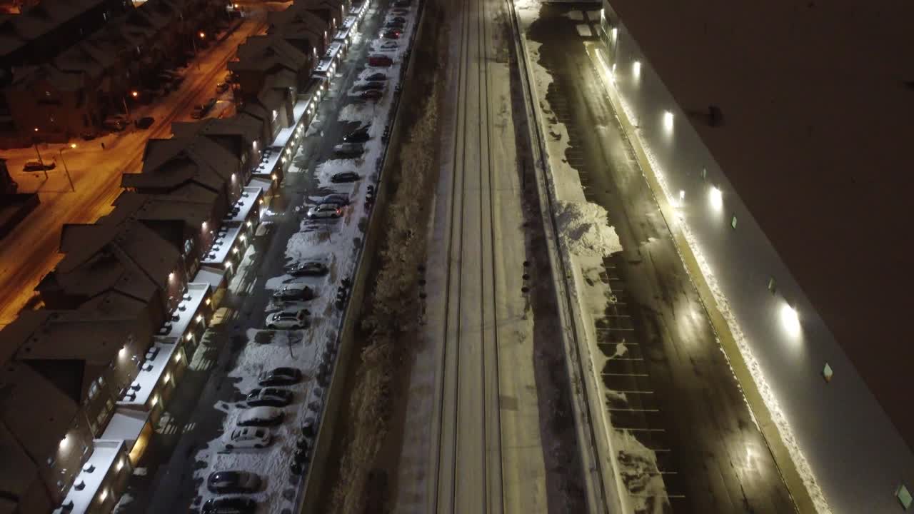 사유지 근처의 눈 덮힌 철로, 공중 드론 야경