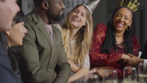 Podestaufnahme-Von-Freunden,-Die-Während-Der-Silvesterfeiern-Auld-Lang-Syne-Aufführen