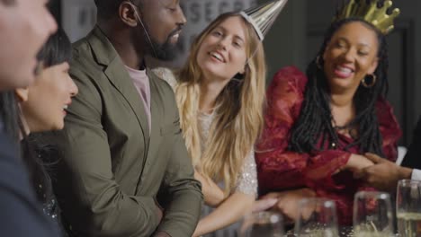foto de pedestal de amigos interpretando auld lang syne durante las celebraciones de fin de año