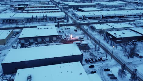 calentando un frío invierno canadiense con llamas de propano abiertas - vista aérea