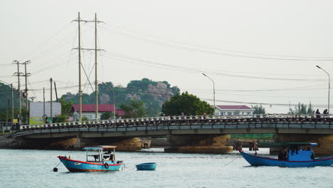 Puente-Cai-Rang-Con-Mercados-Flotantes-Can-Tho-Vista-Del-Amanecer-Del-Transporte-Por-El-Río-Mekong-Vendedores-De-Vietnam-Del-Sur-Preparándose-Para-Visitar-Aldeas-Locales-Viajes-Y-Turismo-En-Asia
