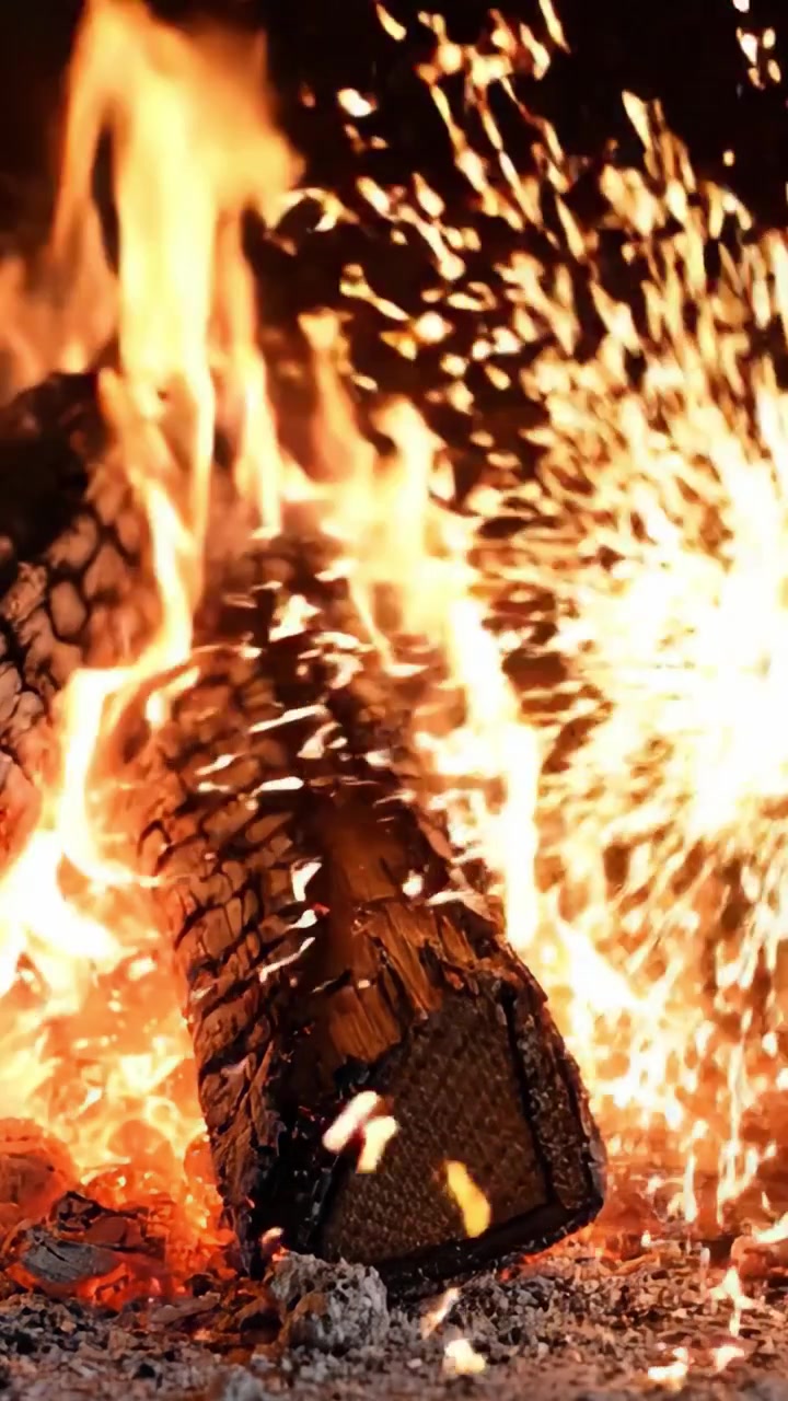 Fiamme affascinanti danzano attorno ai ceppi in un accogliente caminetto, creando un'atmosfera calda e uno straordinario spettacolo visivo di fuoco e luce.