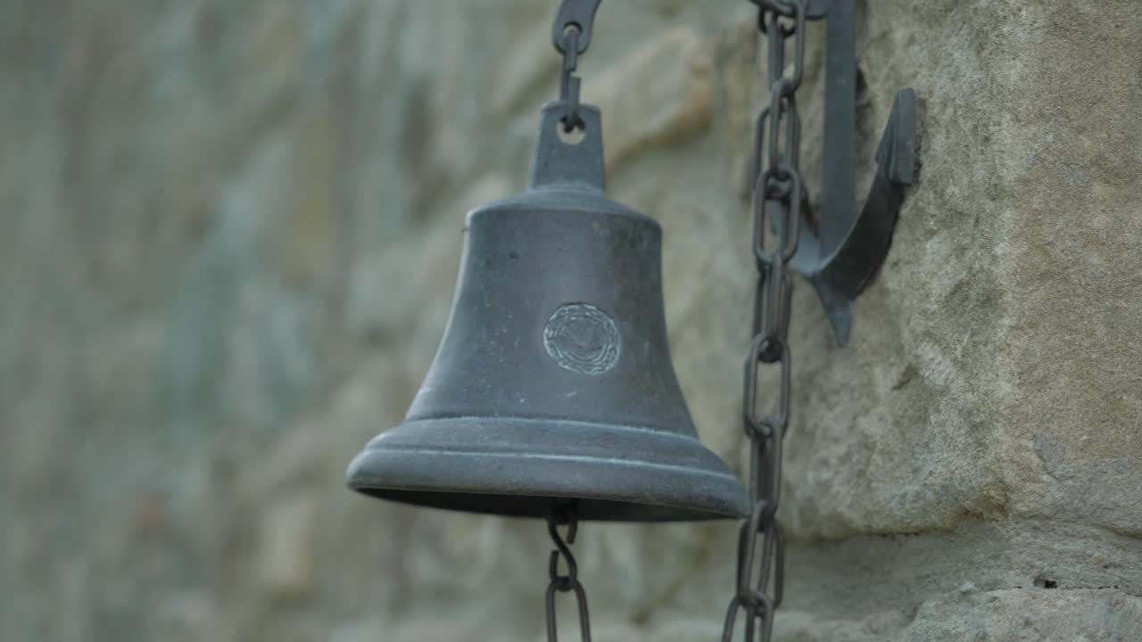 старинный колокол рядом с замком в замедленной съемке