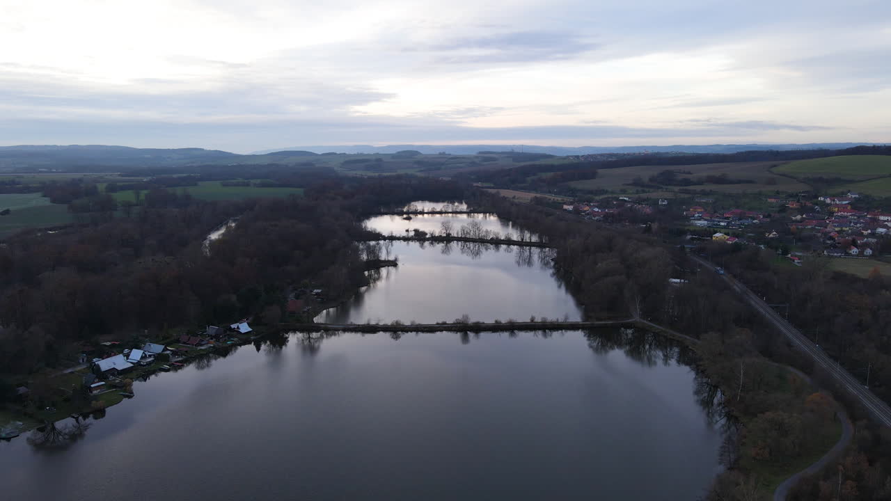 Luftaufnahme mehrerer Seen, dahinter erstrecken sich Natur und Dörfer im Hintergrund