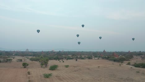 Heißluftballons-Hängen-über-Der-Alten-Myanmarischen-Landschaft-Voller-Bagan-Tempel