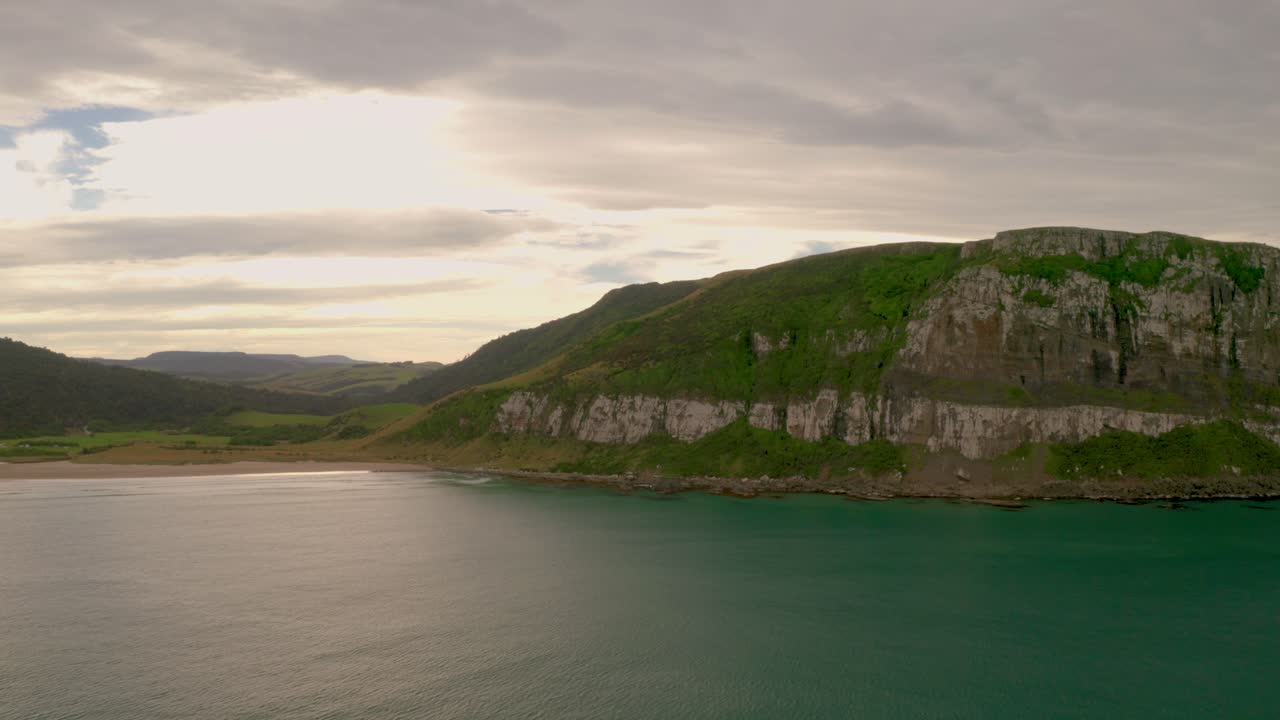 снимок с воздуха на закате скалы вдоль береговой линии в новой зеландии