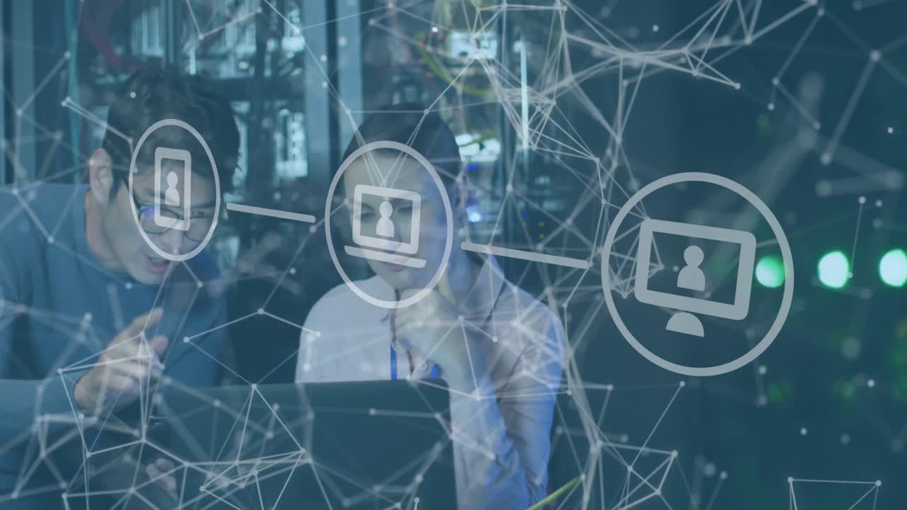 animación de iconos sobre diversos ingenieros masculinos y femeninos con computadora portátil por servidor de computadora