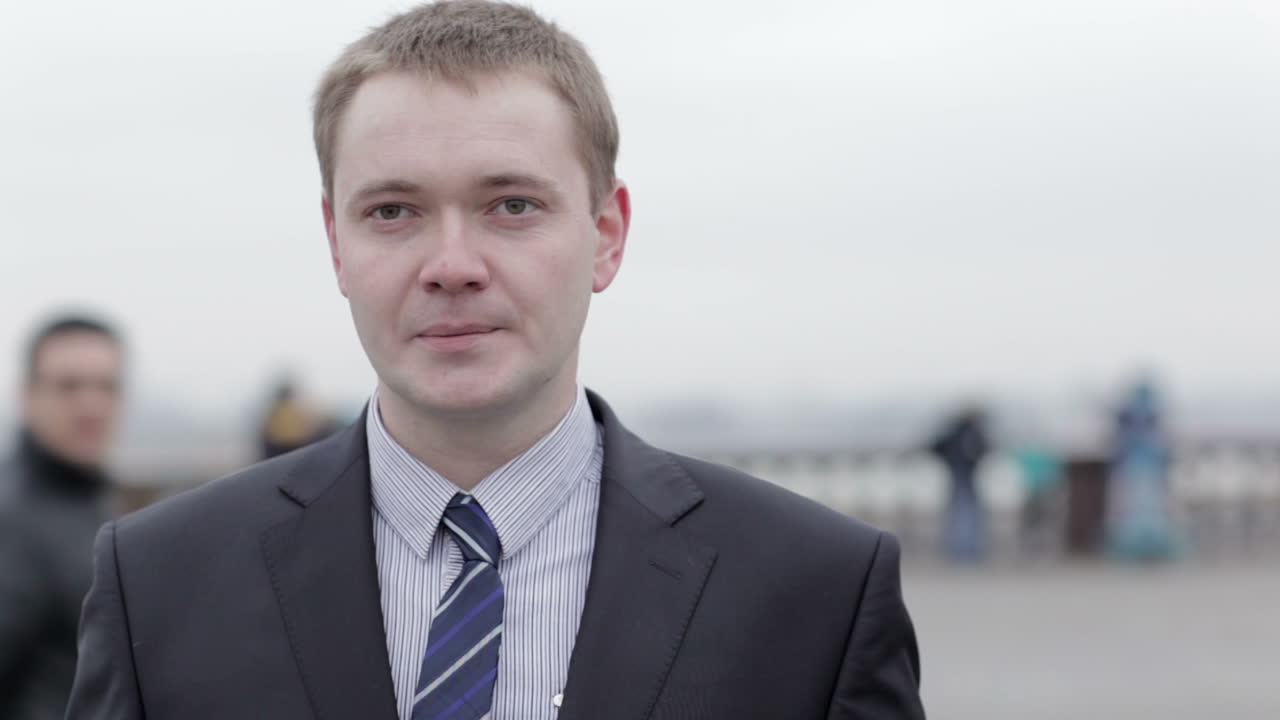 бизнесмен думает во время курения сигареты