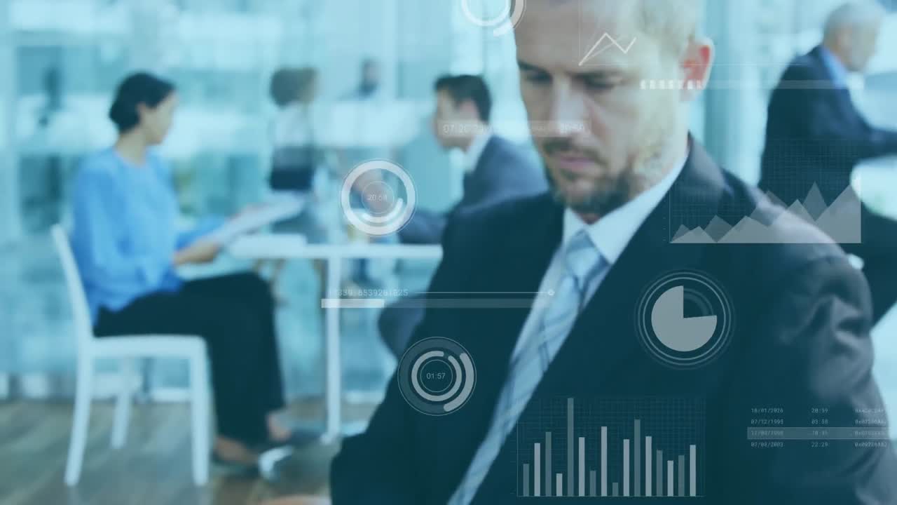 animación del procesamiento de datos estadísticos sobre un empresario caucásico que usa una tableta digital en la oficina