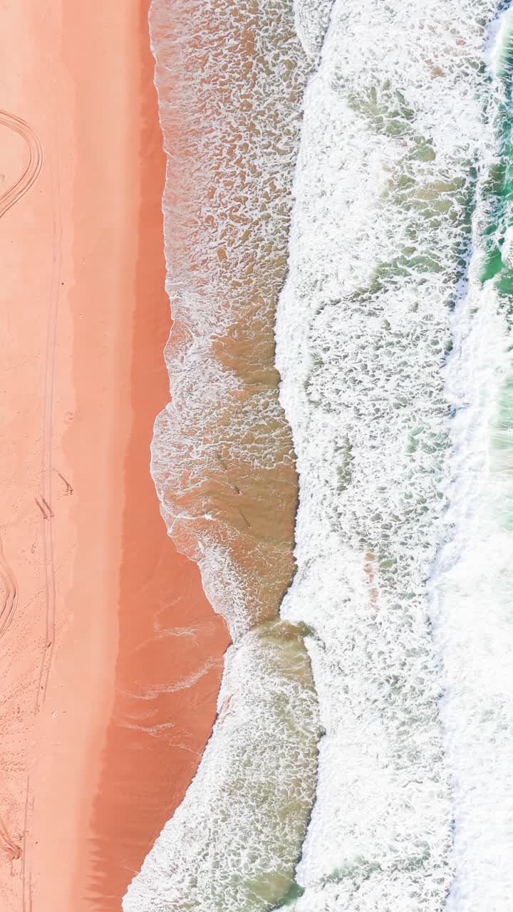 Dolly aereo della bellissima spiaggia a Tuy Hoa