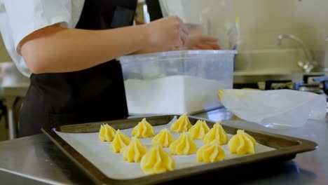 chef rociando azúcar en el helado 4k
