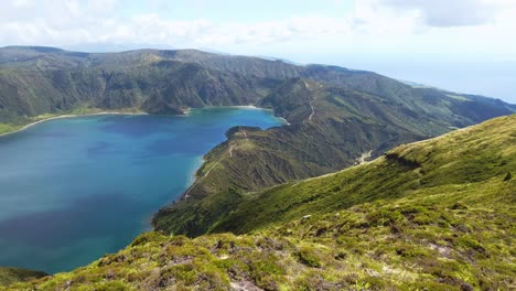 panorama de la laguna do fogo desde la montaña pico do barrosa en las azores
