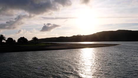 Vista-Panorámica-Del-Estuario-Raglán-Durante-La-Puesta-De-Sol-Con-La-Luz-Del-Sol-Nocturna-Reflejándose-Sobre-El-Agua-Del-Océano-En-Nueva-Zelanda-Aotearoa