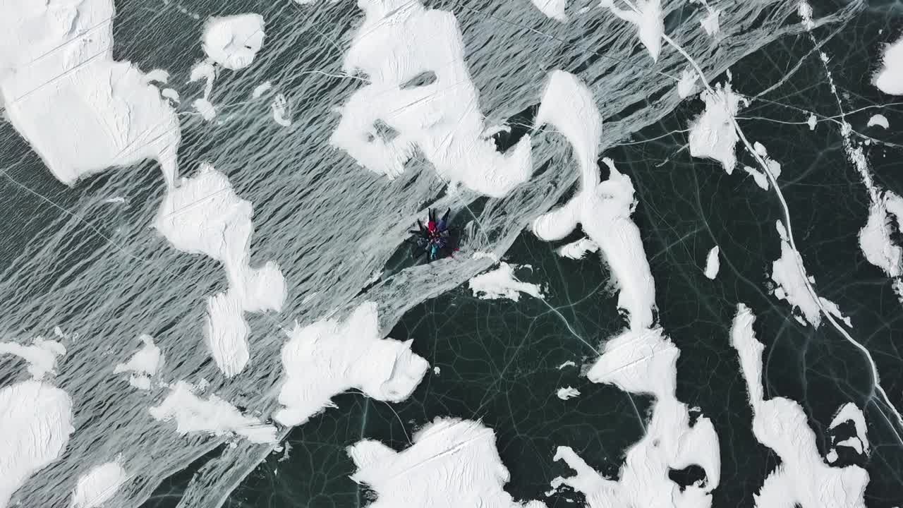 gente en un lago congelado