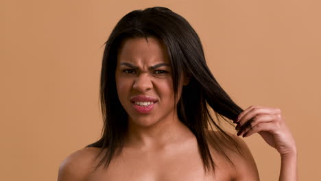 mujer con el cabello dañado