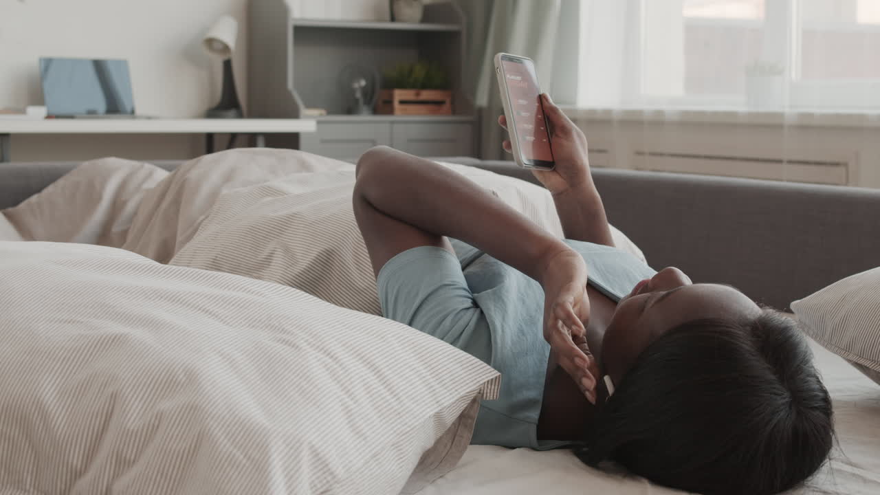 Donna afroamericana che ascolta musica a letto
