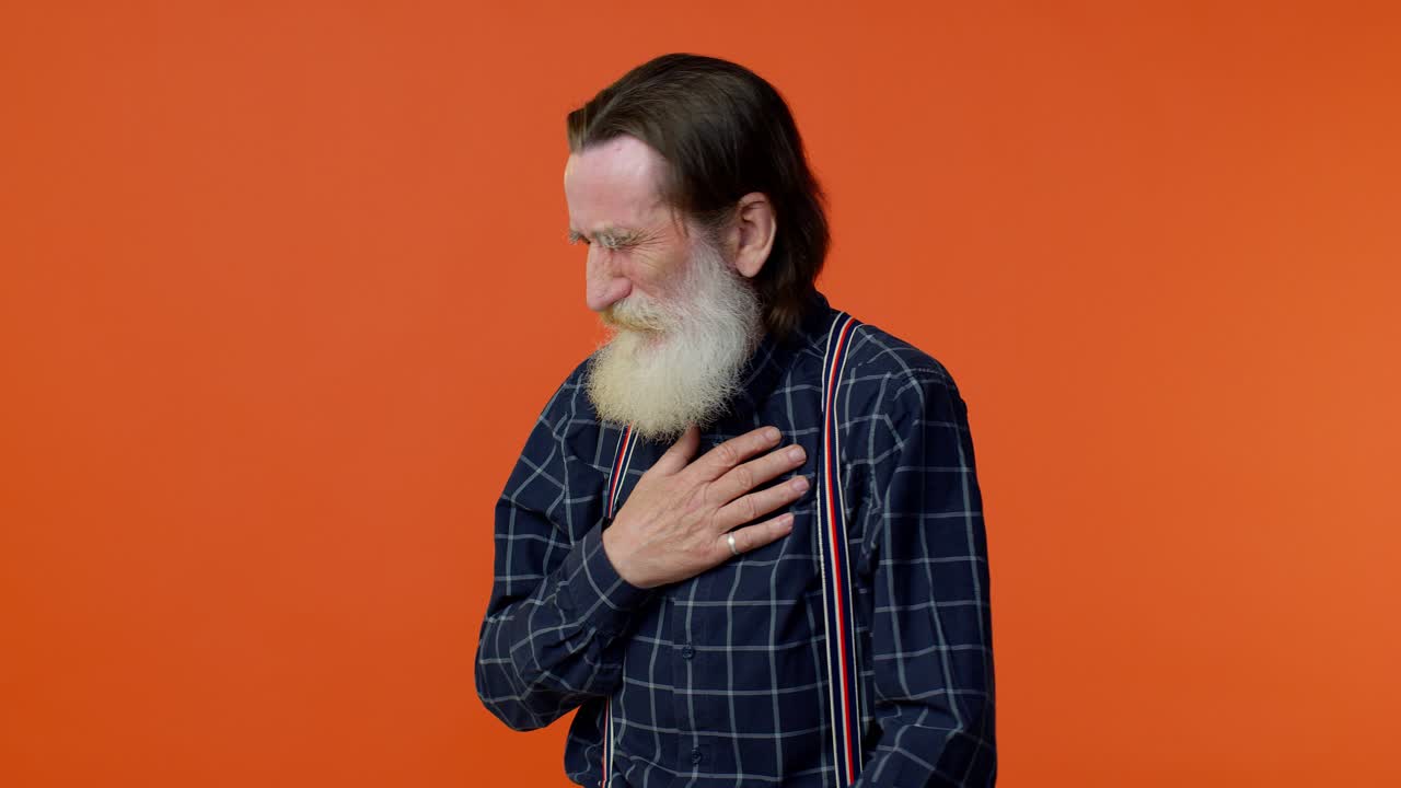 건강하지 않은 성숙한 은 수염 할아버지 기침 손으로 입을 고, 기분이 나고, 알레르기