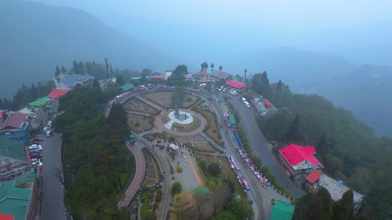 Paesaggio di Darjeeling: piantagione di tè e Batasia Loop Darjeeling, vista aerea e Treno Giocattolo Darjeeling