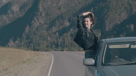 La-Mujer-Expresa-Alegría-Y-Placer-Sentada-En-La-Ventana-Del-Auto.