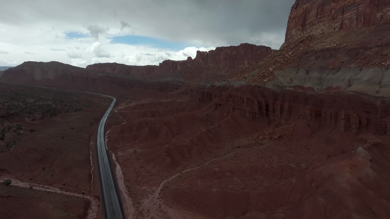 4k aérea de una tormenta en el parque nacional capitol reef en utah, ee.uu.