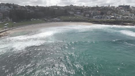 playa bronte en nelson bay con turistas en la orilla arenosa en los suburbios del este, sydney nsw, australia