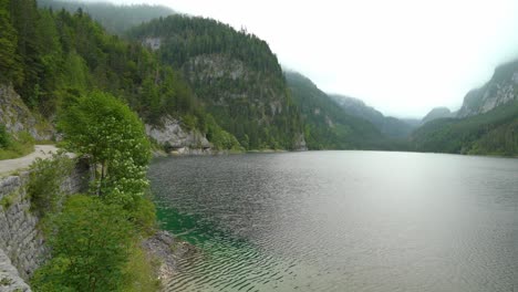 Calle-Estrecha-Que-Rodea-El-Lago-De-Gosausee