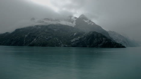 Eine-Schwenkaufnahme-Eines-Nebligen-Alaska-Gletschers,-Der-In-Der-Stille-Sitzt