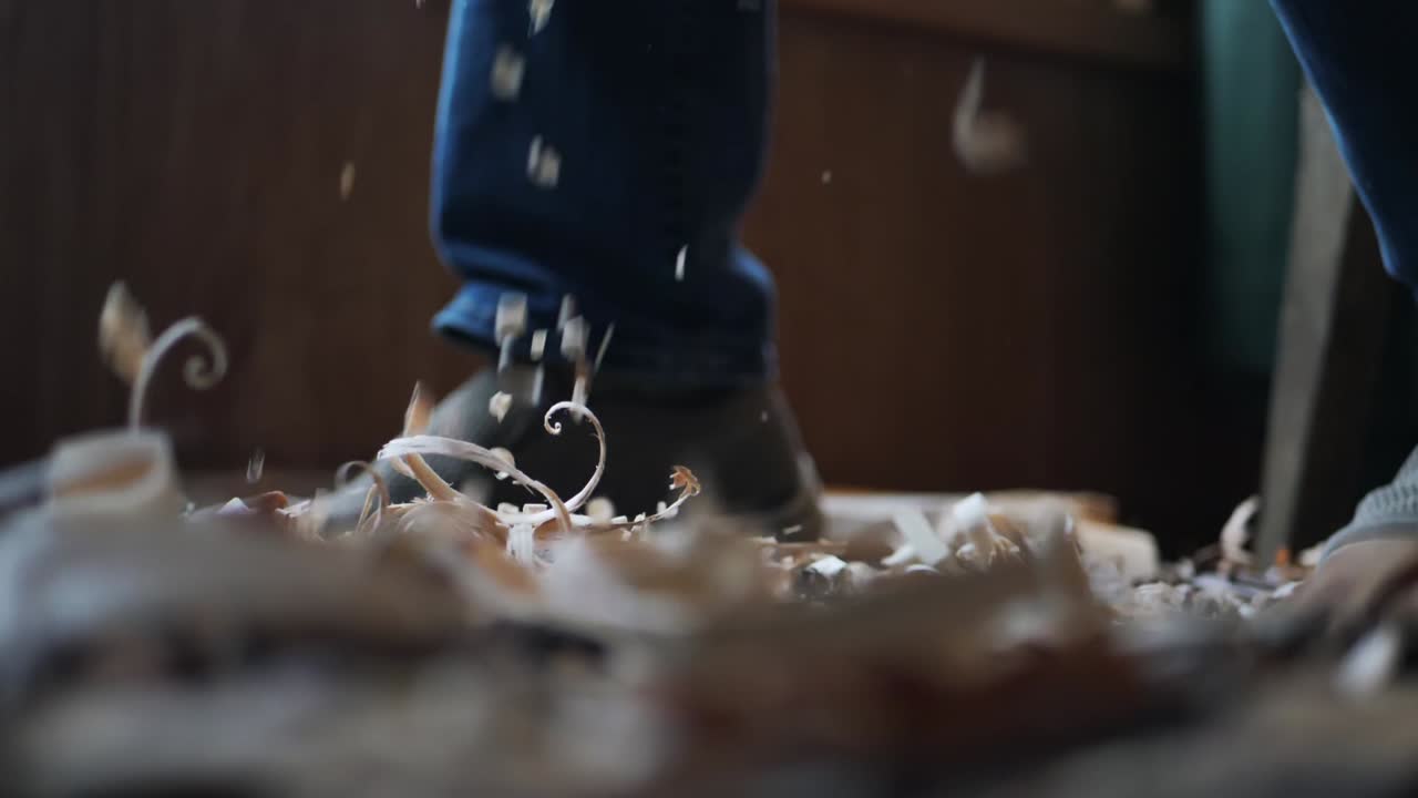 장인 조각 아래로 떨어지는 나무 조각과 먼지