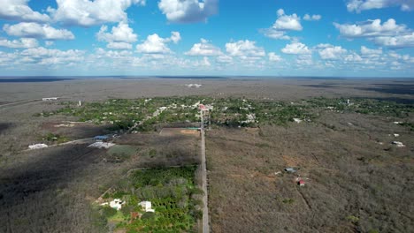 Disparo-De-Drones-De-La-Ciudad-De-Tahmek-Durante-Una-Fuerte-Sequía-En-Yucatán,-México