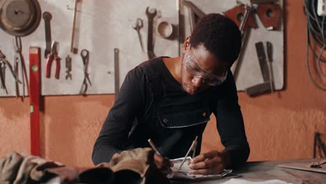 mecánico negro trabajando en un taller