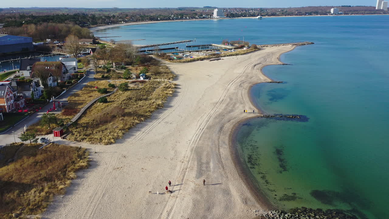 la playa de niendorf en el mar báltico en febrero con buen tiempo