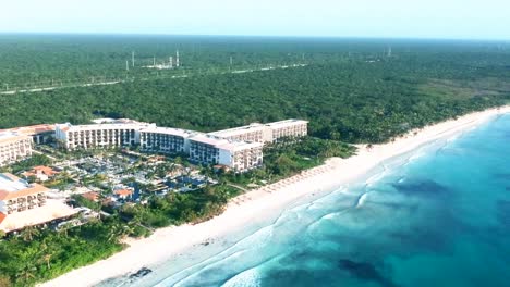 resort romántico a lo largo de la playa costera de méxico.