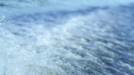 fondo de onda de agua. salpicaduras de agua en la superficie del río en cámara lenta