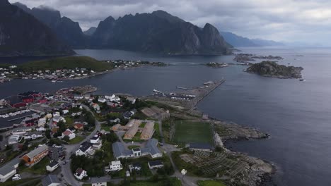 Casas-Cerca-De-La-Zona-De-Senderismo-De-Montaña-Reinebringen-Noruega-Aérea