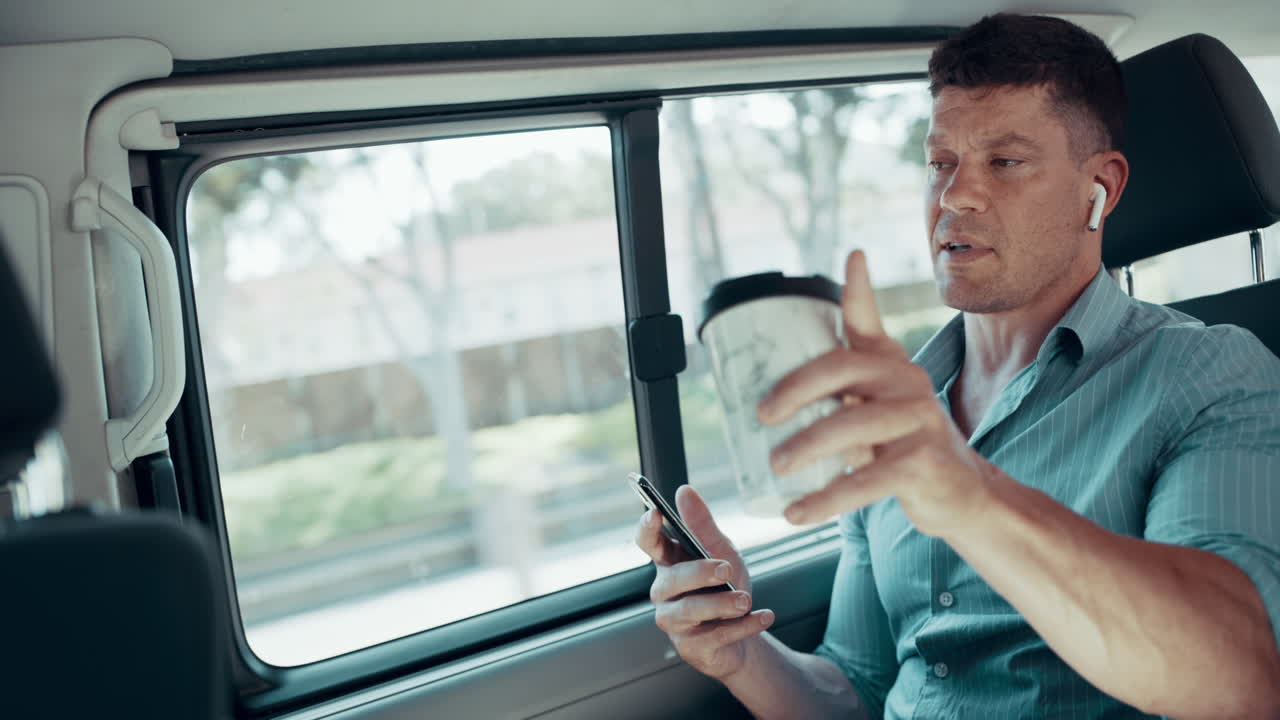 그는 성공의 길을 알고 있습니다.