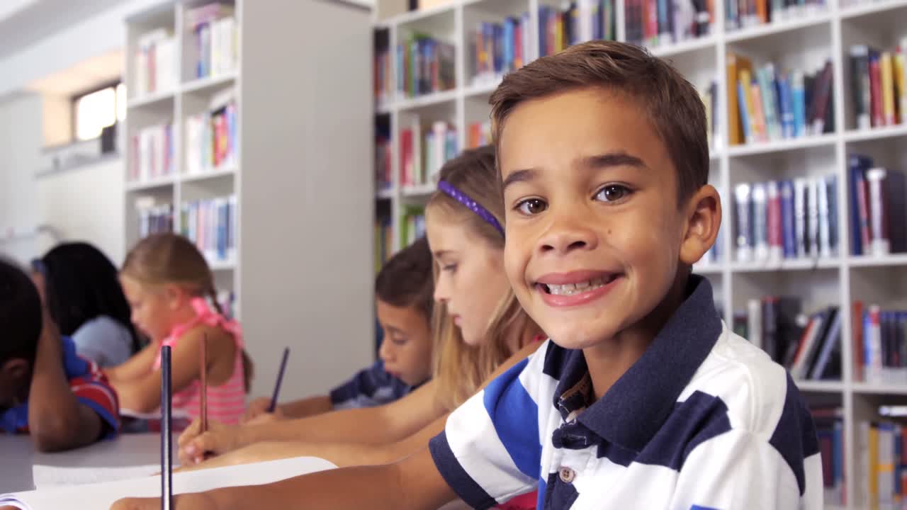 escolar dibujando en un libro en el aula
