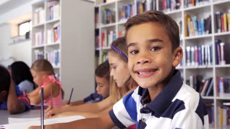 escolar dibujando en un libro en el aula