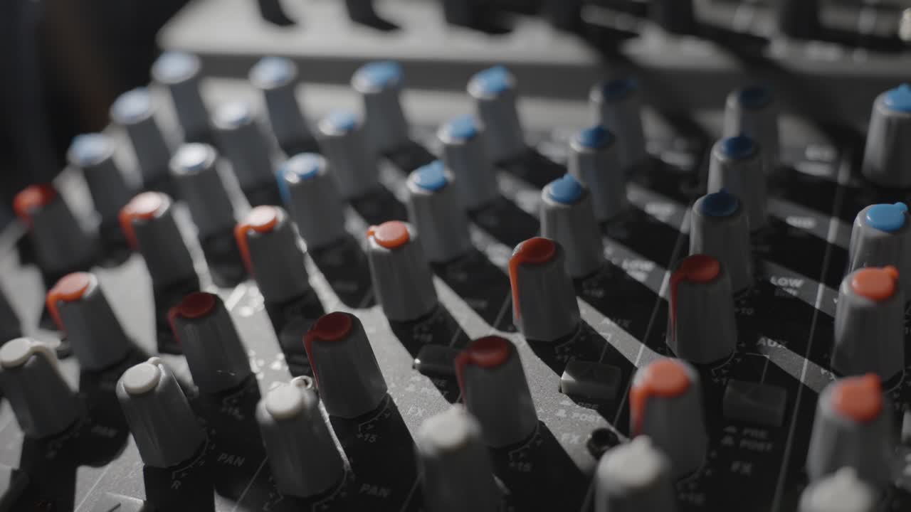 perillas del sistema de mezcla de música, cambio de luces y sombras, vista de cerca