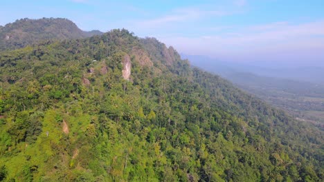 una toma aérea cinematográfica de un paisaje de montañas y bosques interminables en el sudeste asiático