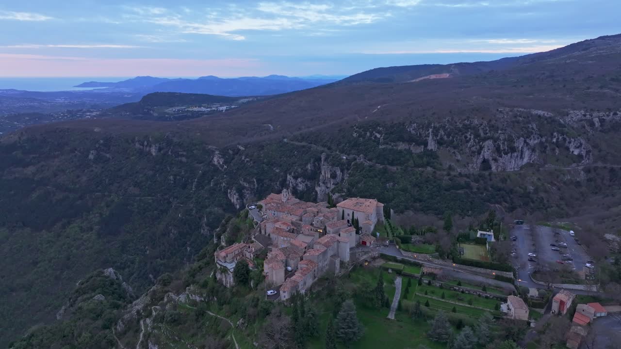 Vista aerea dell'antico borgo collinare sopra la valle, Gourdon, Francia