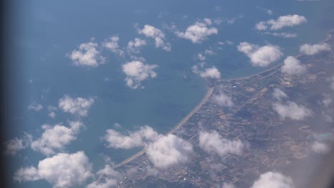 Vista-Aérea-De-La-Costa,-Mirando-Desde-La-Ventana-Del-Avión