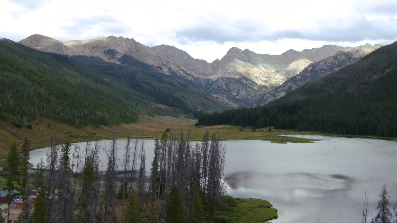 piney ranch колорадо озеро вид на гор диапазон поздно днем летом с облаками вверх движение