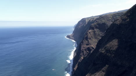 Luftaufnahme-Des-Leuchtturms-Ponto-Da-Pargo-Auf-Madeira-In-Richtung-Westen