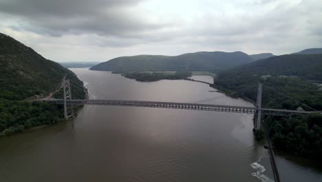 retiro aéreo desde el puente de bear mountain cerca de highland falls nueva york, nueva york