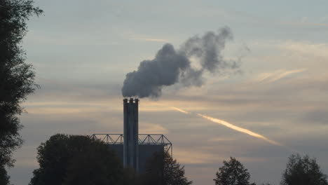 Rauchender-Fabrikschornstein-Bei-Sonnenuntergang---120-Fps-Zeitlupe