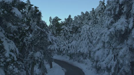 Antena---Revelación-De-La-Ciudad-Sobre-Una-Carretera-De-Montaña-En-La-Nieve---Filmada-En-Dji-Inspire-2-X7-Raw