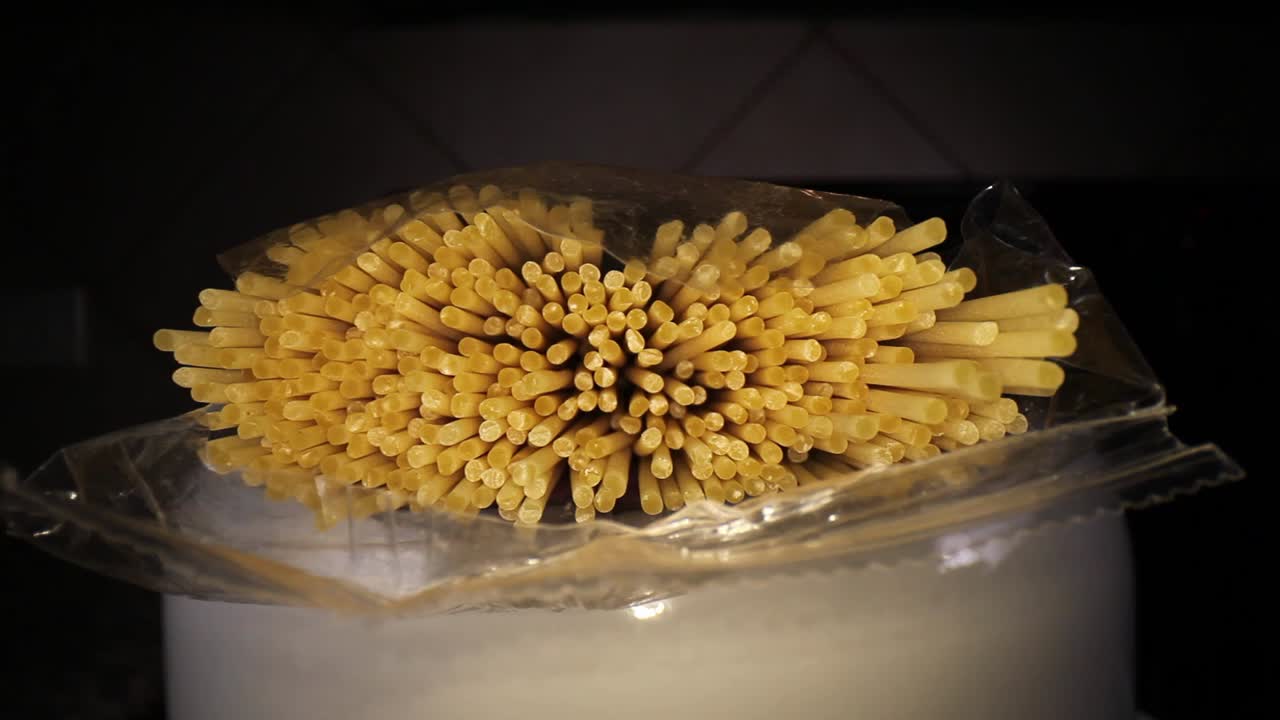 alejándose de una bolsa abierta de espaguetis sobre una olla boca abajo - utilizando una lente de sonda macro gran angular, obteniendo perspectivas únicas